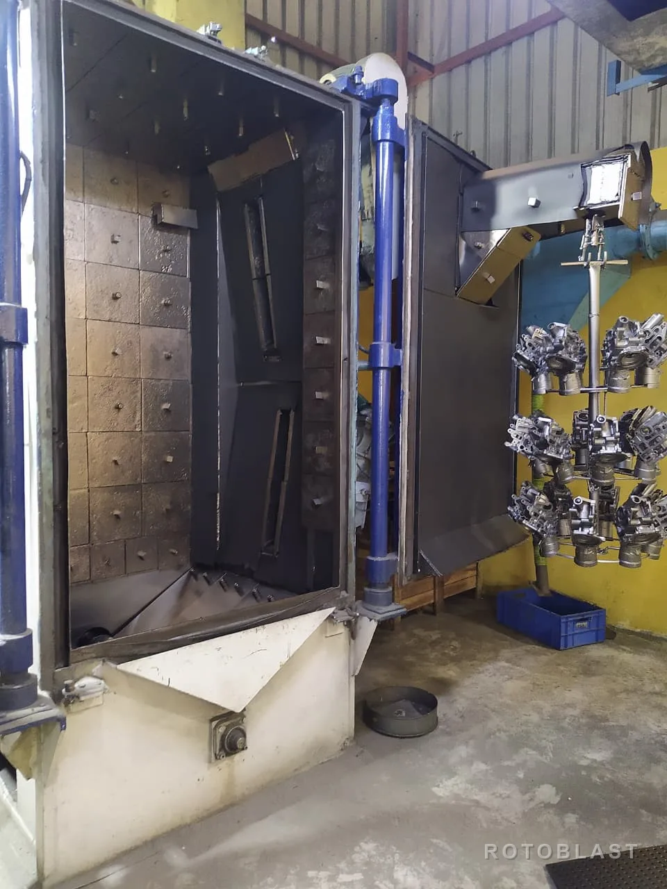 Spinner hanger shot blasting machine for industrial metal component cleaning